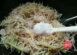 Illustration of how to make stir-fried meat with celery and bean sprouts 6