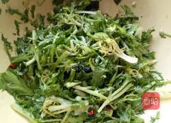 Illustration of how to make preserved eggs mixed with bitter chrysanthemums 14