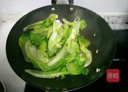 Illustration of how to make stir-fried lettuce 3