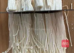 Illustration of how to stir-fry enoki mushrooms with spicy sauce 1