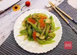 Illustration of how to stir-fry celery and lily 16