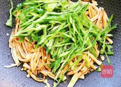 Illustration of how to stir-fry king oyster mushrooms with green pepper 9