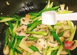 Illustration of how to make fried asparagus and mushrooms 8