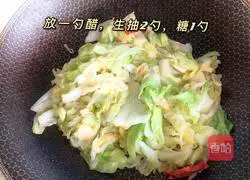 Shred by hand Illustration of how to make sweet and sour cabbage 3