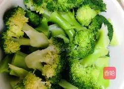 Illustration of how to make garlic broccoli 5