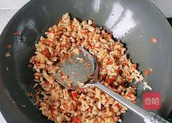 Illustration of how to make dried radish chili sauce 4