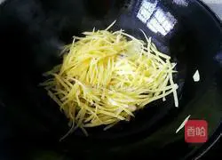 Illustration of how to make scallions and potato shreds 5