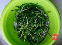 Illustration of how to make garlic water spinach 3