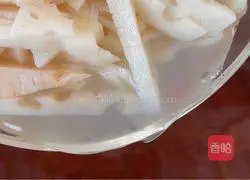 Illustration of how to make spicy shredded lotus root 4