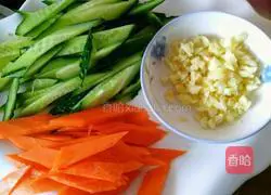 Illustration of how to mix shredded pig ears with red oil cucumber 3