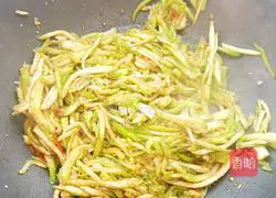 Illustration of how to make fried eggplant shreds 8