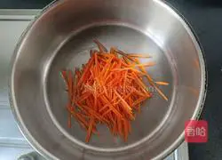 Illustration of how to stir-fry three-color seasonal vegetables in sauce 3