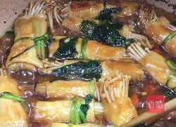 Illustration of making enoki mushroom bean skin rolls 10