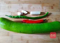 Illustration of how to make spicy stir-fried gourd 1