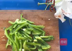 How to stir-fry edamame with green pepper Illustration 2
