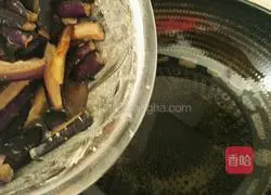 Illustration of how to make fried eggplant and beans 11