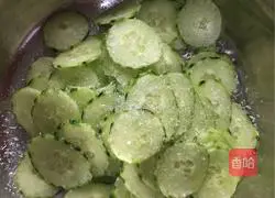 Illustration of how to make crispy original cucumbers 3
