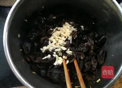 Illustration of how to make cold black fungus 6