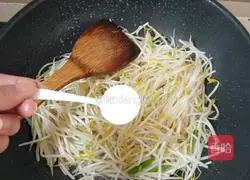 Illustration of how to make stir-fried bean sprouts 4
