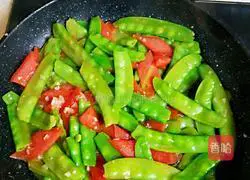 Illustration of how to make garlic snow peas 10