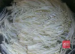 Illustration of how to make red oil enoki mushrooms 2