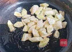 Illustration of how to stir-fry diced eggplant with walnut puree 12