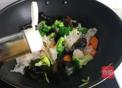 Illustration of how to make fried broccoli with both ears 8