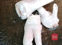 Illustration of how to make cold garlic and spicy chicken feet 2