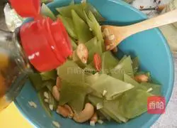 Illustration of how to make cold lettuce and nuts 8