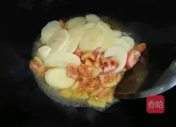 Illustration of how to make fried potato slices with tomatoes 3