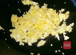 Illustration of how to make fried eggs with chili pepper 5