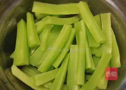 Illustration of the recipe of Xiangchou Meiyu Soy Sauce Salad 1