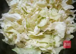 Illustration of how to make hand-shredded cabbage 6