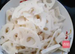 Illustration of how to make tomato and lotus root slices 1