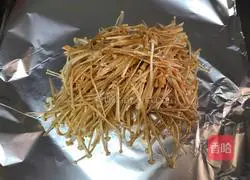 Illustration of making tinfoil enoki mushrooms 5