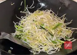 Illustration of how to stir-fry mung bean sprouts 4