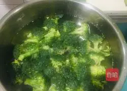 Illustration of how to make king oyster mushrooms and broccoli with abalone sauce 1