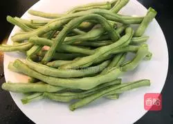 Illustration of how to make garlic green beans 3