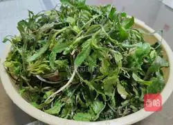 Illustration of how to make garlic egg skin with shepherd's purse 4