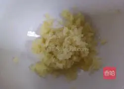 Illustration of how to mix beans with minced garlic 5