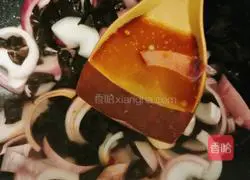 Illustration of how to stir-fry fungus with onion 7