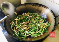 Illustration of how to make stir-fried dried beans with leeks 7