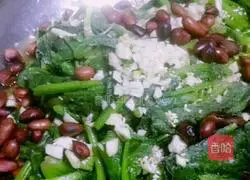 Illustration of how to mix spinach with peanuts 5