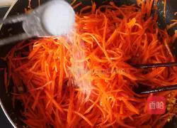  Illustration of how to make shredded garlic and carrots 11