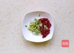 Illustration of how to make fried celery with dried fragrant celery 3