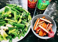 Illustration of how to stir-fry green garlic leaves with dried fragrant seeds 2
