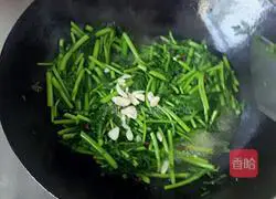 Illustration of how to make stir-fried chrysanthemum chrysanthemum 6