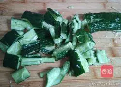 Illustration of how to make sesame sauce and cucumber mixed with fried dough sticks 3