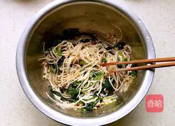 Illustration of how to make spinach and nuts mixed with enoki mushrooms 6