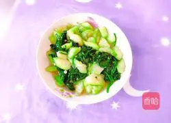 Illustration of how to stir-fry loofah and sweet potato leaves 11